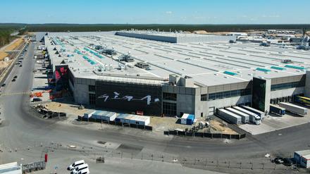 Tesla plant, dass 12.000 Mitarbeiter in der ersten Ausbauphase der Fabrik 500.000 Autos im Jahr herstellen. 