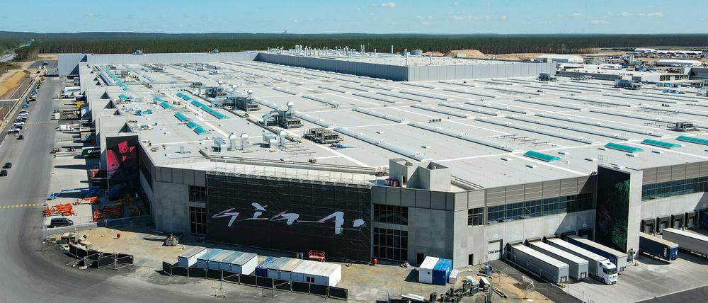 Tesla plant, dass 12.000 Mitarbeiter in der ersten Ausbauphase der Fabrik 500.000 Autos im Jahr herstellen.