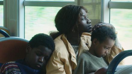 Freiheitsdrang. Rose (Annabelle Lengronne) kommt in dem Drama „Mother and Son“ Ende der 1980er mit ihren Kindern in Frankreich an.