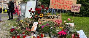 Blumen wurden am Tatort niedergelegt. Zohra Mohammad Gul wurde dort am 29. April von ihrem Ex-Mann getötet.