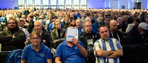Leidensfähig: Hertha-Fans bei der Mitgliederversammlung.