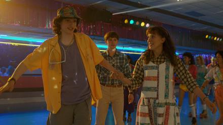 Entwachsen langsam ihren Rollen: Elfie-Darstellerin Millie Bobby Brown ist inzwischen 18 Jahre alt, Finn Wolfhard (links) als ihr Freund Mike wird 20. 