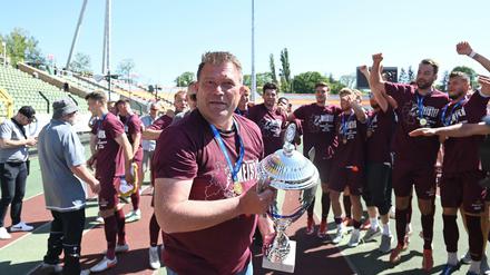 Trainer Christian Benbennek gewann mit dem BFC Dynamo die Meisterschaft in der Regionalliga Nordost. Nun soll der Aufstieg in die Dritte Liga folgen. 