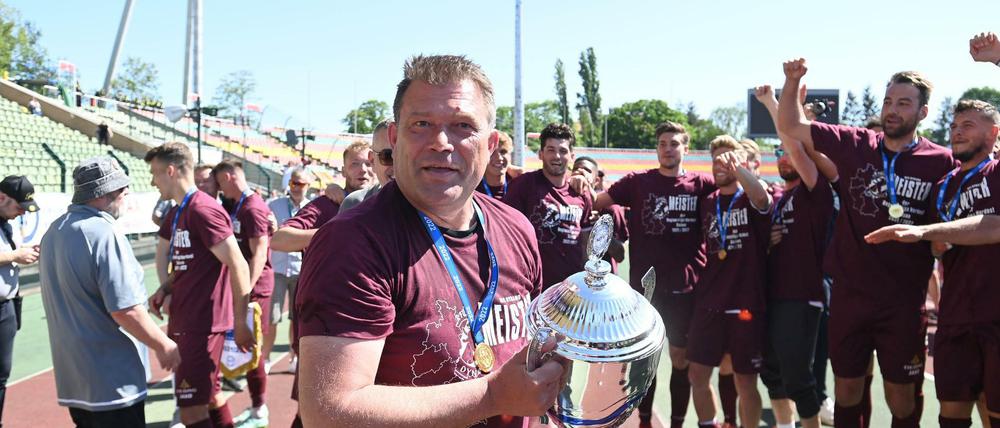 Trainer Christian Benbennek gewann mit dem BFC Dynamo die Meisterschaft in der Regionalliga Nordost. Nun soll der Aufstieg in die Dritte Liga folgen. 
