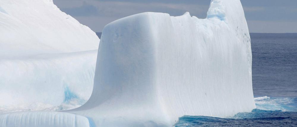 Das Foto wurde von einem Forschungsschiff während einer Antarktis-Expedition gemacht und zeigt einen Eisberg im Antarktischen Ozean.