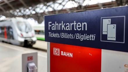 Ein Fahrkartenautomat der Bahn (DB) steht auf dem Hauptbahnhof Leipzig.