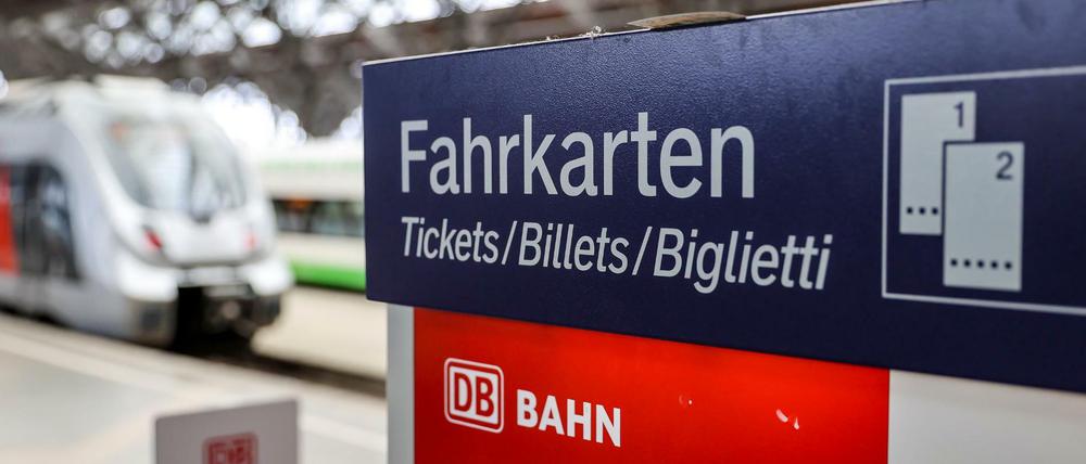 Ein Fahrkartenautomat der Bahn (DB) steht auf dem Hauptbahnhof Leipzig.