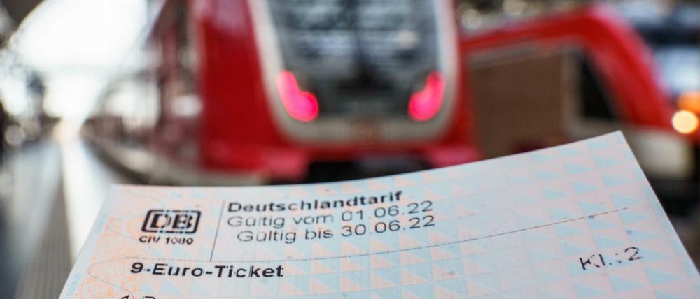 Ein frisch an einem Automaten der Deutschen Bahn erworbenes 9-Euro-Ticket, aufgenommen im Frankfurter Hauptbahnhof.