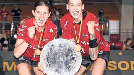 „Ausgiebig genossen.“ Eine derart überzeugende Saison, wie sie Bietigheim in diesem Jahr ablieferte, ist aber auch für Karolina Kudlacz-Gloc (l) und Luisa Schulze neu.