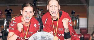 „Ausgiebig genossen.“ Eine derart überzeugende Saison, wie sie Bietigheim in diesem Jahr ablieferte, ist aber auch für Karolina Kudlacz-Gloc (l) und Luisa Schulze neu.