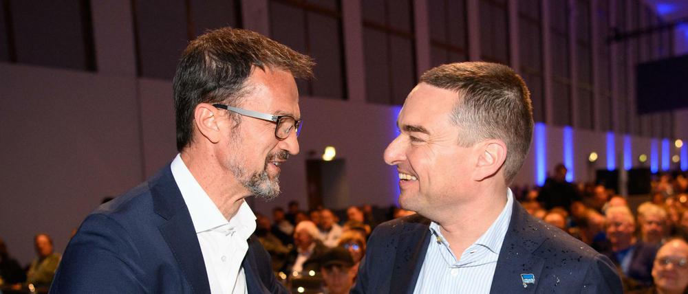 Gespielte gute Laune? Fredi Bobic, Sportgeschäftsführer bei Hertha BSC, begrüßt am Sonntag vor der Mitgliederversammlung des Vereins den Investor Lars Windhorst (rechts). Danach ging es in der Messe Berlin jedenfalls nicht mehr so freundlich zu.