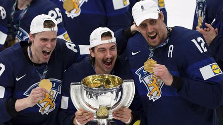 Finnlands Eishockey-Spieler feierten den WM-Triumph in eigener Halle.