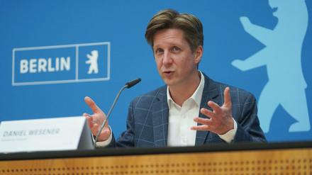 Finanzsenator Daniel Wesener (Grüne) kann sich über ein gutes Halbjahresergebnis freuen.