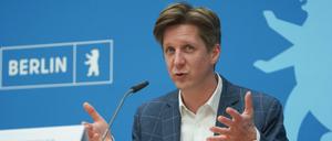 Finanzsenator Daniel Wesener (Grüne) kann sich über ein gutes Halbjahresergebnis freuen.
