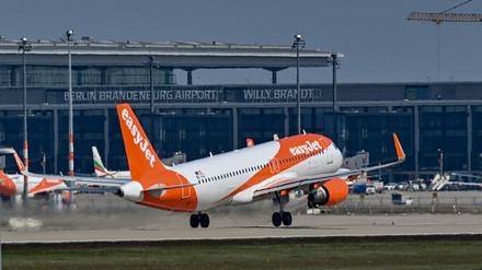 Abflug auf Raten. Die britische Airline zieht sich aus Berlin teilweise zurück, Am BER-Airport drohen 2,3 Millionen Passagiere weniger und ein 30-Millionen-Loch in der Kasse. 