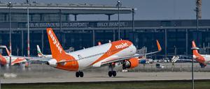 Abflug auf Raten. Die britische Airline zieht sich aus Berlin teilweise zurück, Am BER-Airport drohen 2,3 Millionen Passagiere weniger und ein 30-Millionen-Loch in der Kasse. 