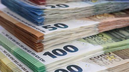 Dem deutschen Fiskus sollen durch den Steuerbetrug der drei Männer insgesamt rund 7,5 Millionen Euro entgangen sein.