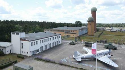 Blick aus dem Tower auf den Flugplatz - links die alte Feuerwache.