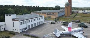 Blick aus dem Tower auf den Flugplatz - links die alte Feuerwache.