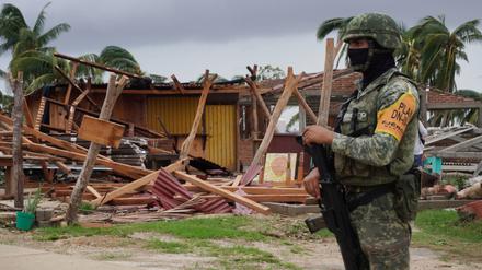 Ein Soldat vor einem durch den Hurrikan Agatha zerstörten Haus in San Isidro del Palmar