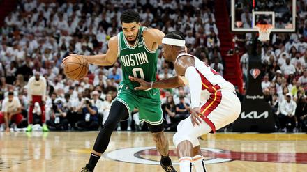 Die überragenden Spieler. Jayson Tatum (links) setzte sich mit Boston gegen Miamis Jimmy Butler durch.
