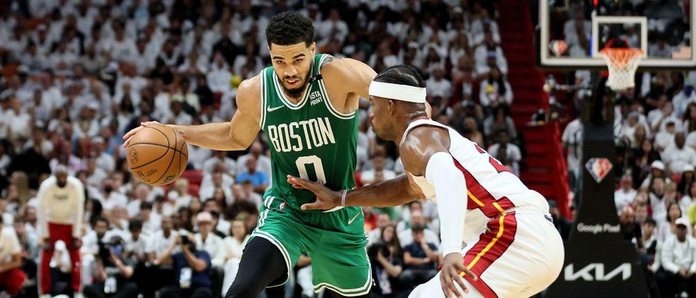 Die überragenden Spieler. Jayson Tatum (links) setzte sich mit Boston gegen Miamis Jimmy Butler durch. 