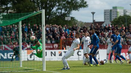 Der BFC Dynamo kassiert das erste Gegentor. 
