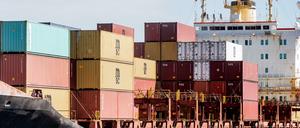 Ein mit Containern beladenes Schiff liegt im Hafen Hamburgs.