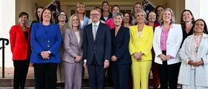 Anthony Albanese, Premierminister von Australien, mit den weiblichen Mitgliedern seines neu vereidigten Ministeriums.