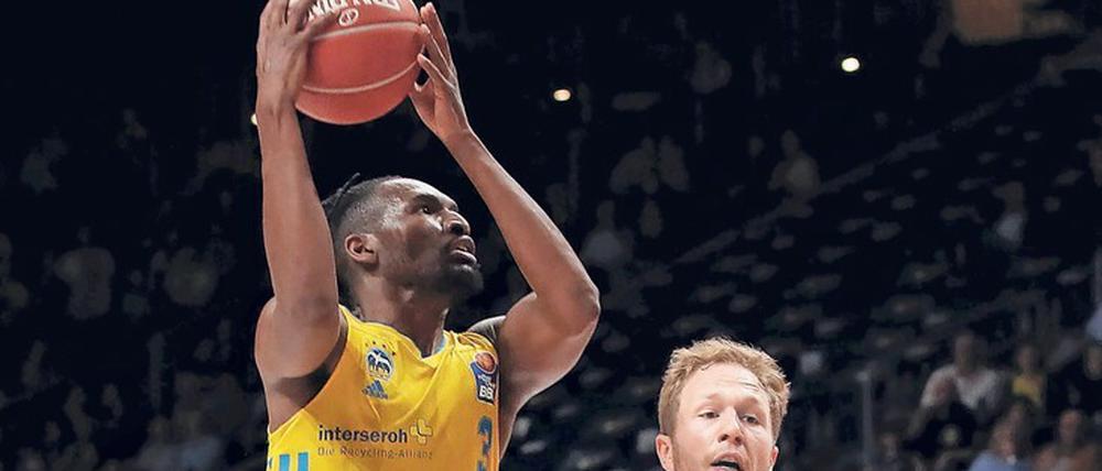 Jaleen Smit (li.), 27, spielt als Point Guard seit dieser Saison bei Alba. Zuvor warf der Texaner für Ludwigsburg auf Körbe.