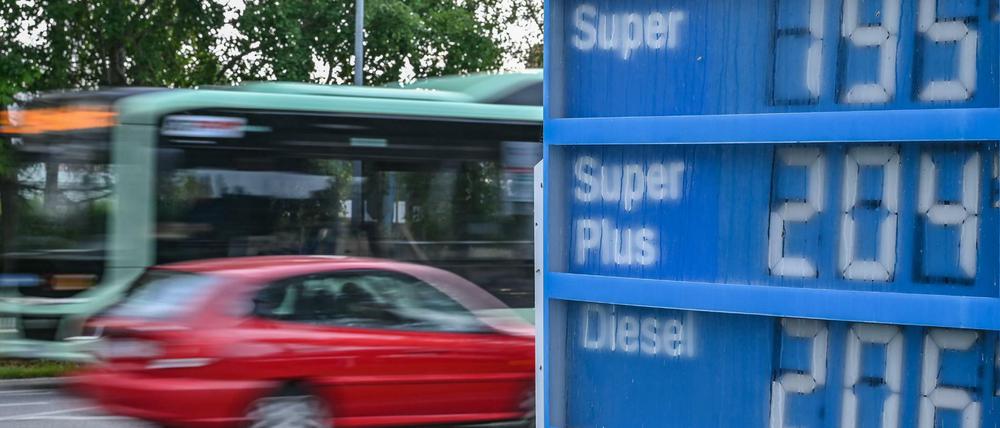 Die Spritpreise fielen am Mittwochmorgen teils weit unter zwei Euro.
