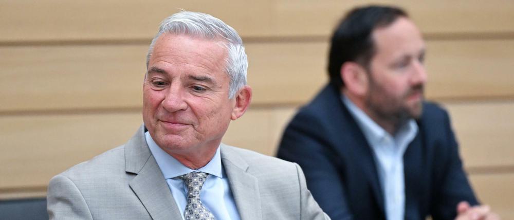 Thomas Strobl (l, CDU), Innenminister von Baden-Württemberg, sitzt bei einer Plenardebatte auf der Regierungsbank.