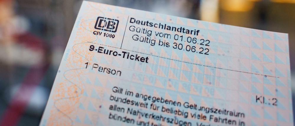 Bereits an Pfingsten könnten Hunderttausende zum Sparpreis durch die Republik fahren.