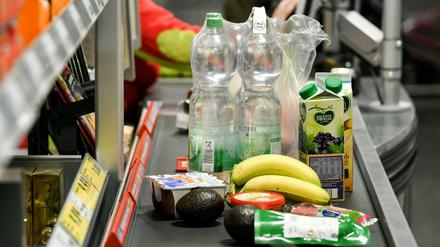 Lebensmittel auf dem Band einer Supermarktkasse in Berlin (Archivbild) 