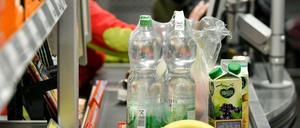 Lebensmittel auf dem Band einer Supermarktkasse in Berlin (Archivbild) 