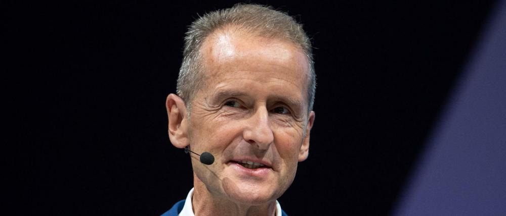 Herbert Diess, Vorstandsvorsitzender von Volkswagen, spricht während der IAA auf einer Bühne.
