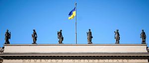Im Bild ist die ukrainische Fahne auf dem Dach der Humboldt-Universität am 12.03.2022 in Berlin zu sehen.