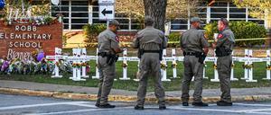 Tage nach dem Amoklauf üben Hinterbliebene Kritik an den Einsatzkräften vor Ort aus. Die Polizisten hätten zu lang gewartet.