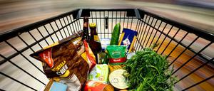 Ein Einkauf liegt in einem Einkaufswagen in einem Supermarkt (Symbolbild).