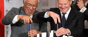 Portugals Regierungschef Antonio Costa und Bundeskanzler Olaf Scholz haben Spaß beim Schrauben während eines Rundgangs auf der Hannover Messe.