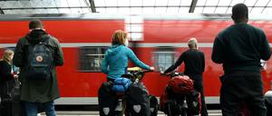 Reisende warten im Berliner Hauptbahnhof auf den Einstieg in einen Regionalzug.