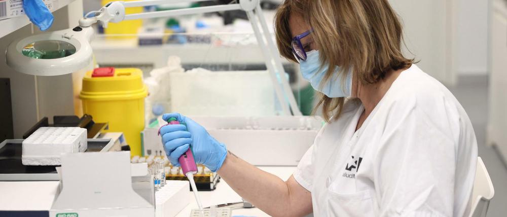 Eine Labortechnikerin arbeitet mit PCR-Tests zur Erkennung des Affenpockenvirus. 