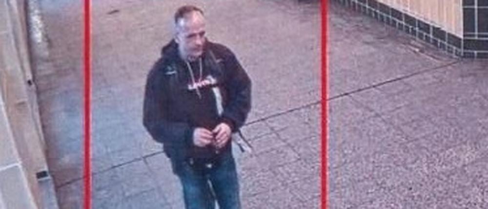 Der Mann auf dem Bild soll im Februar 2021 in der U-Bahn-Linie U5 einen anderen Fahrgast attackiert und den Hitlergruß gezeigt haben.