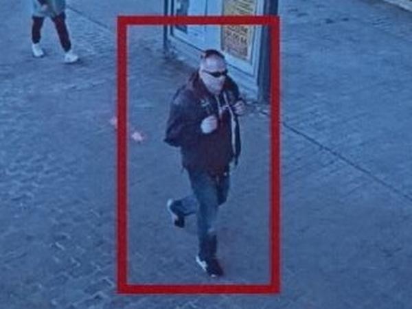 Die Polizei Berlin bittet um Hinweise: Wer kennt den Gesuchten oder seinen Aufenthaltsort? Wer kann weitere Angaben zur Tat machen?