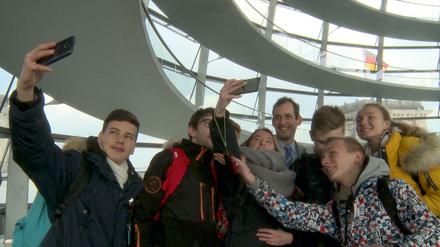Selfie mit dem AfD-Abgeordnetem Norbert Kleinwächter. Jugendliche Besucher im Bundestag. 