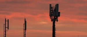 Mobilfunkmasten in Berlin: Die drei großen Funknetzbetreiber in der Stadt rüsten für die 5G-Technologie etwa 1000 Mobilfunkstandorte neu aus oder stellen neue Masten auf.
