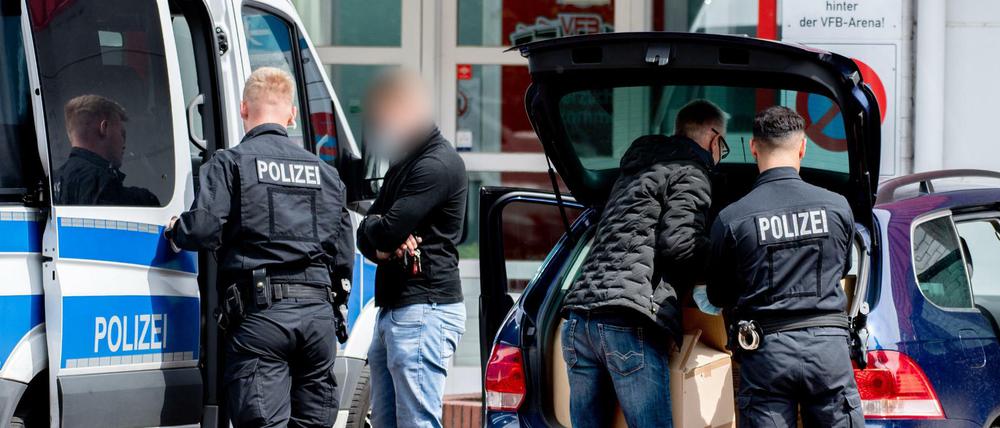 Ermittlungsbeamte der Polizei bei Durchsuchung wegen Verdachts auf mit Corona-Soforthilfen.