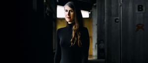 Die Australierin Catherine Nichols im Dezember beim Fototermin in Pristina.