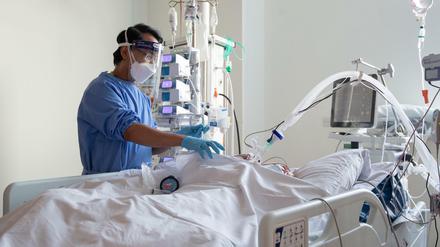 Pflegemitarbeiter kümmern sich auf der Intensivstation im Royal Papworth Hospital in Cambridge um Patienten mit Covid-19.