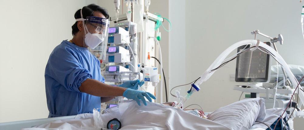 Pflegemitarbeiter kümmern sich auf der Intensivstation im Royal Papworth Hospital in Cambridge um Patienten mit Covid-19.